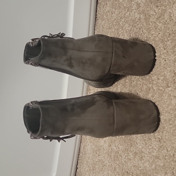 Gray suede ankle boots - Picture 4 of 8